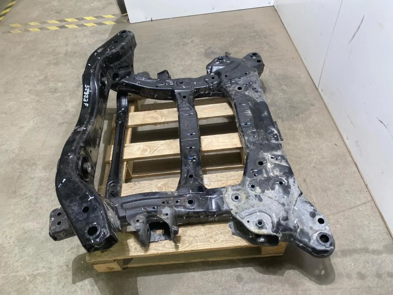 Volvo EX30 2024- Front subframe view 4