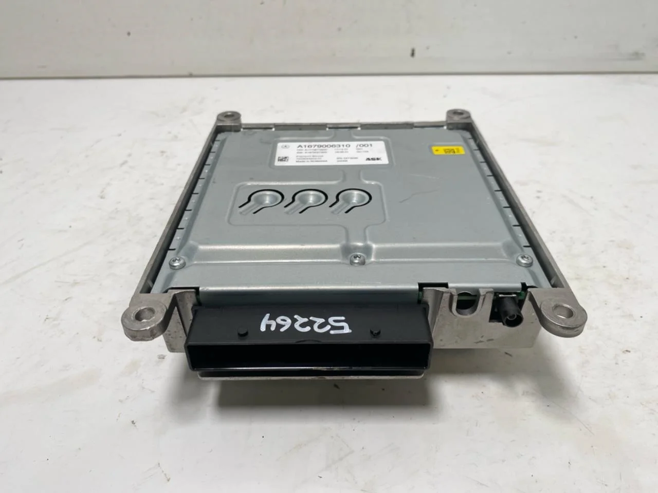 Mercedes EQC 2020- Radio / hi-fi amplifier view 2