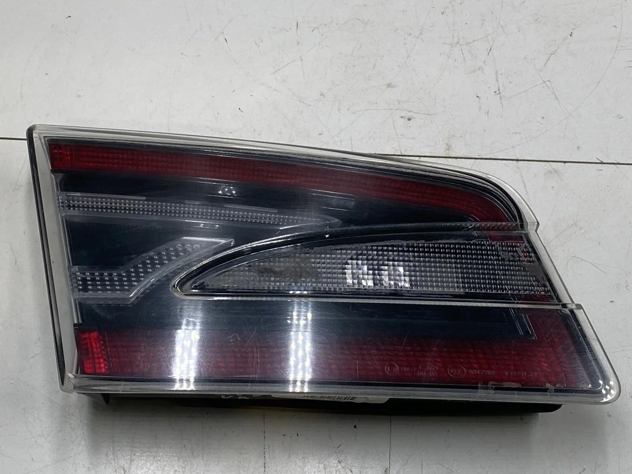 Tesla MODEL S 2013- Hátsó lámpa, bal, csomagtérajtón (belső)