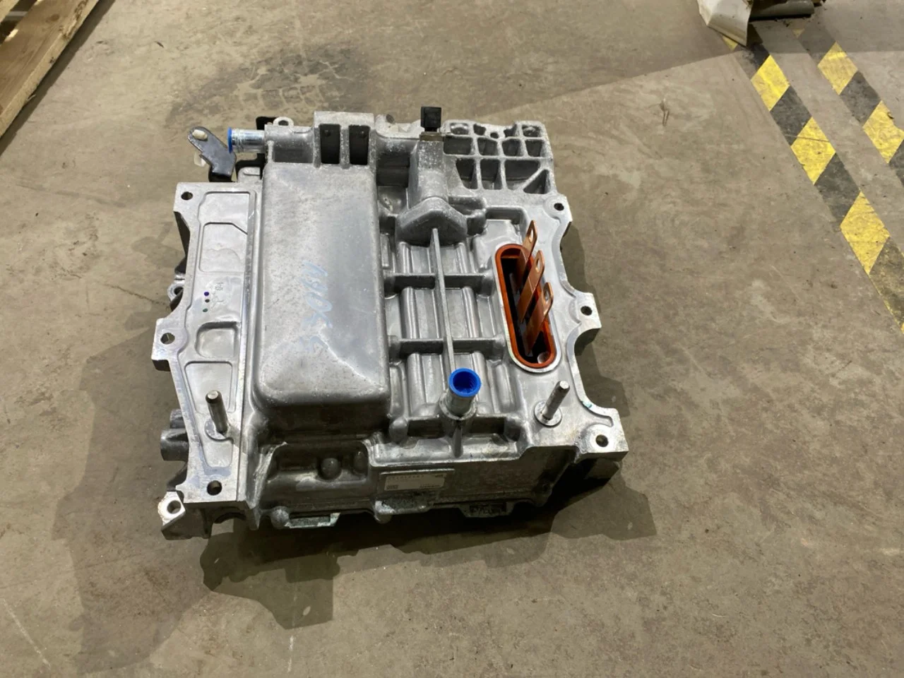 Nissan LEAF 2017-24 Inverter, 12-220V vedere 2