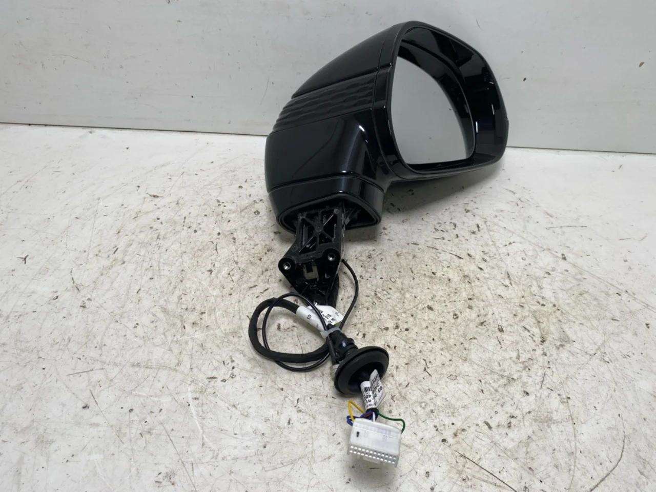 Hongqi E-HS9 2022- Left power mirror view 4