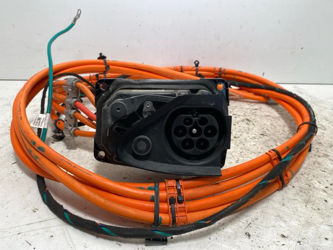 Tesla MODEL S 2013- Battery charger