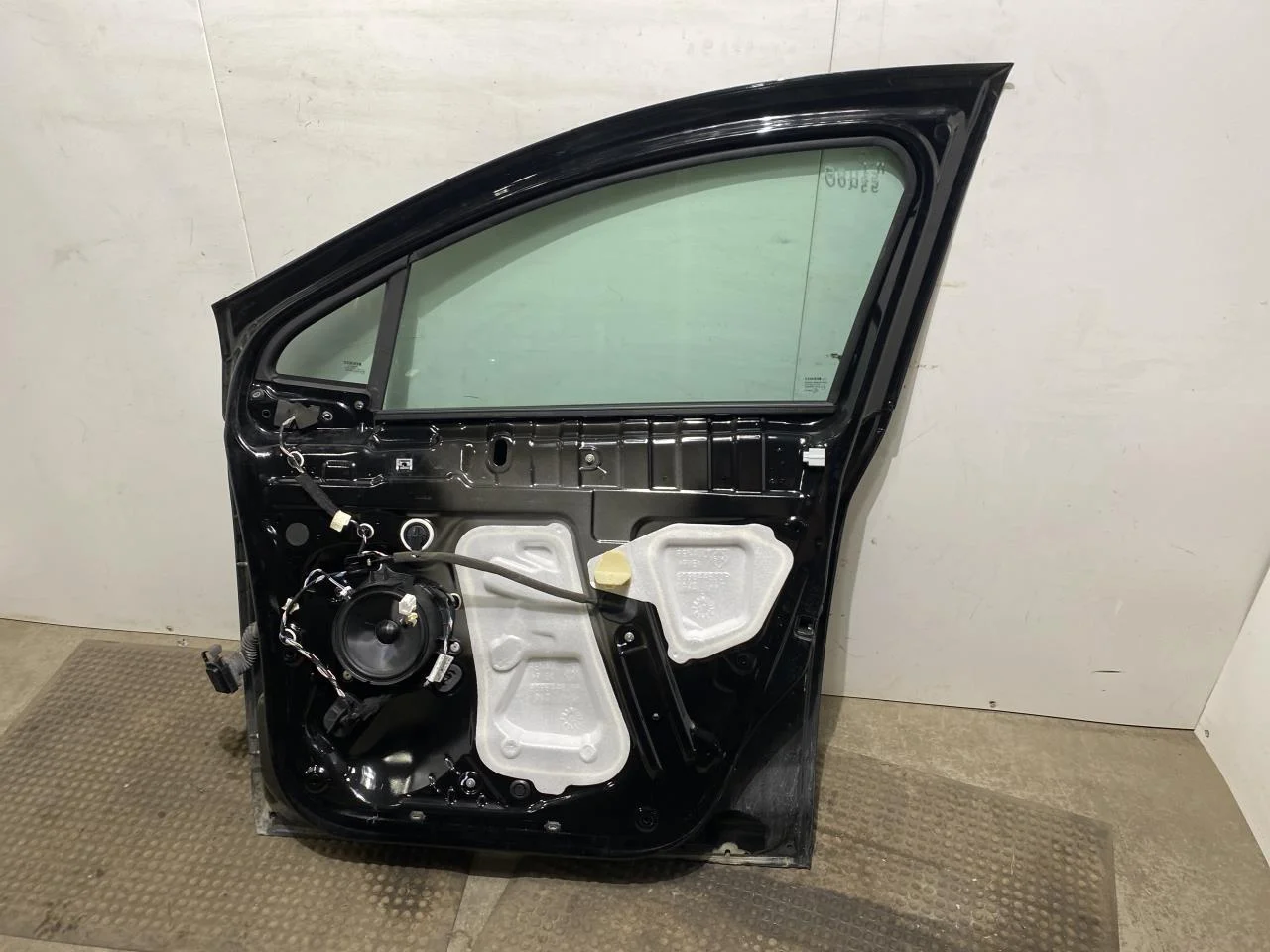 Renault ZOE/E- TECH 2013--> Door, 4-door, front right view 3