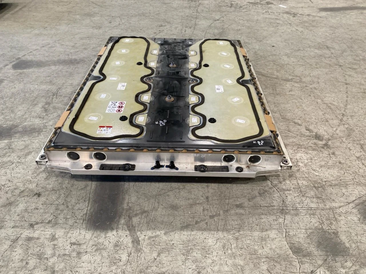 Volkswagen ID BUZZ/CARGO 2022- High-voltage battery view 4