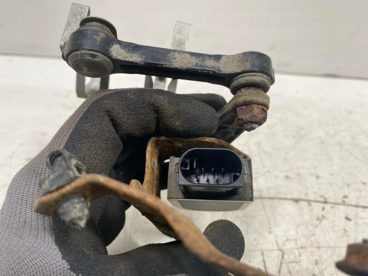 Mercedes EQC 2020- Senzor reglaj nivel / suspensie pneumatică vedere 3