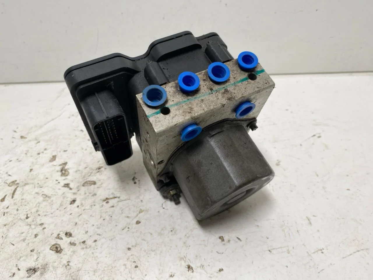 Tesla MODEL X 2016- ABS hydraulic unit view 2