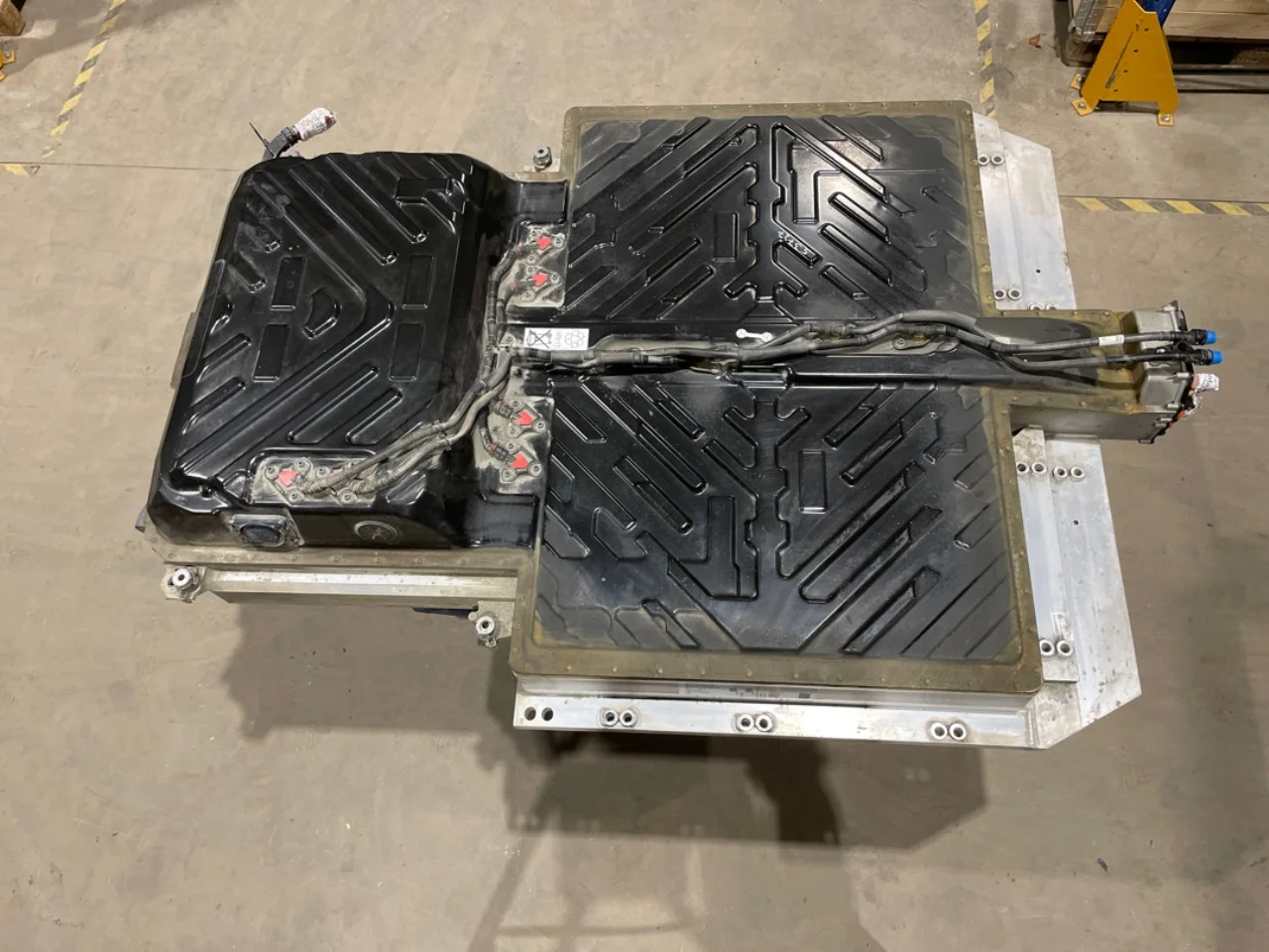 Mercedes EQA H243 2021- High-voltage battery view 4