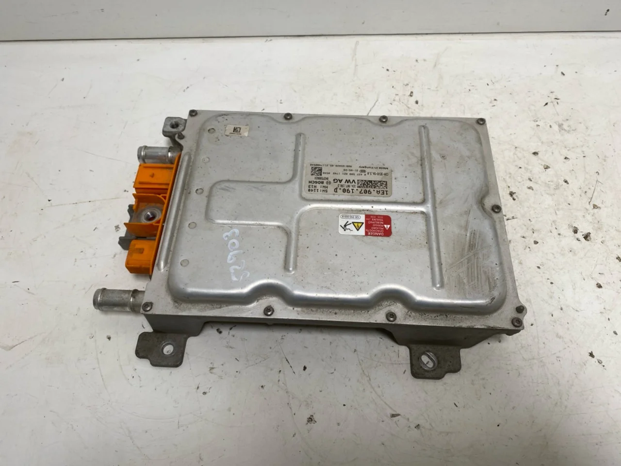 Volkswagen ID.4 2021- Voltage converter, battery