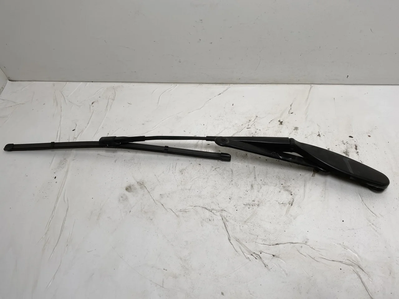 Mercedes EQC 2020- Windshield wiper arm(s)