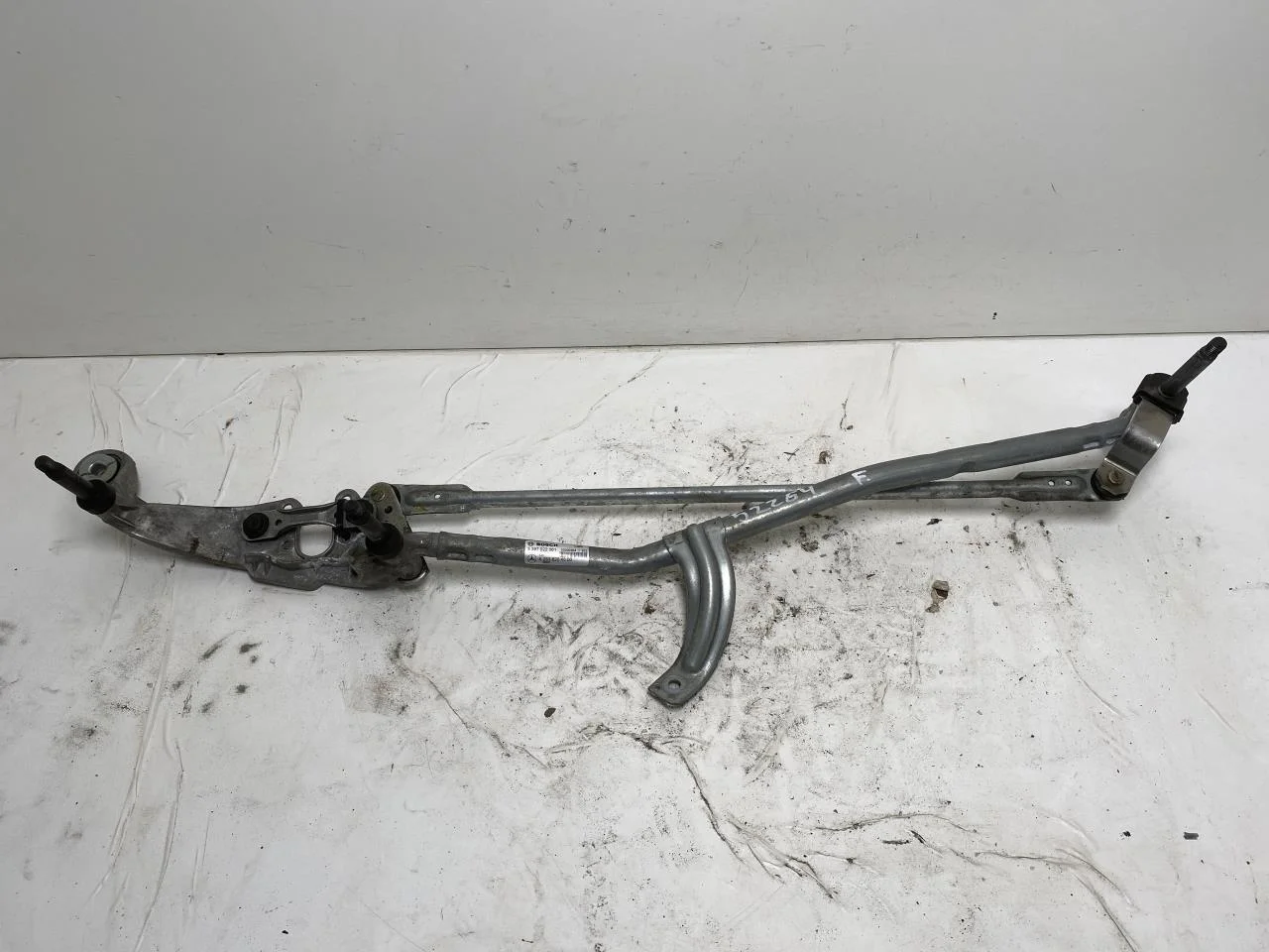 Mercedes EQC 2020- Windshield wiper linkage