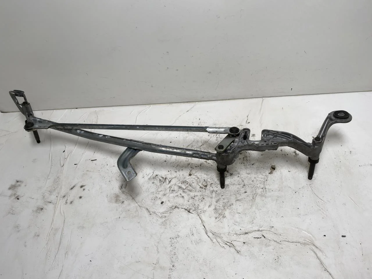 Mercedes EQC 2020- Windshield wiper linkage view 3