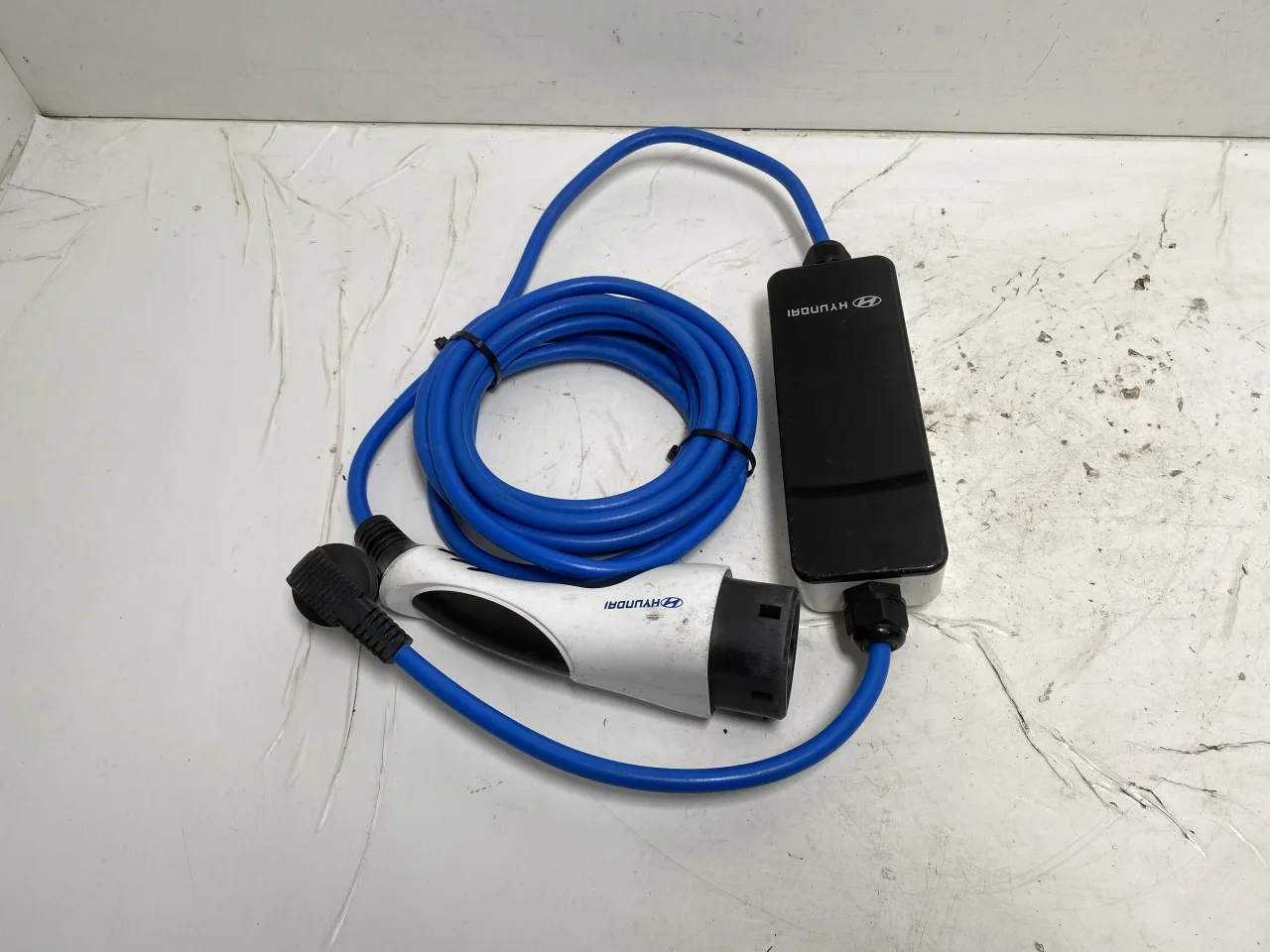 Hyundai IONIQ AE 2017-22 Battery charger view 3