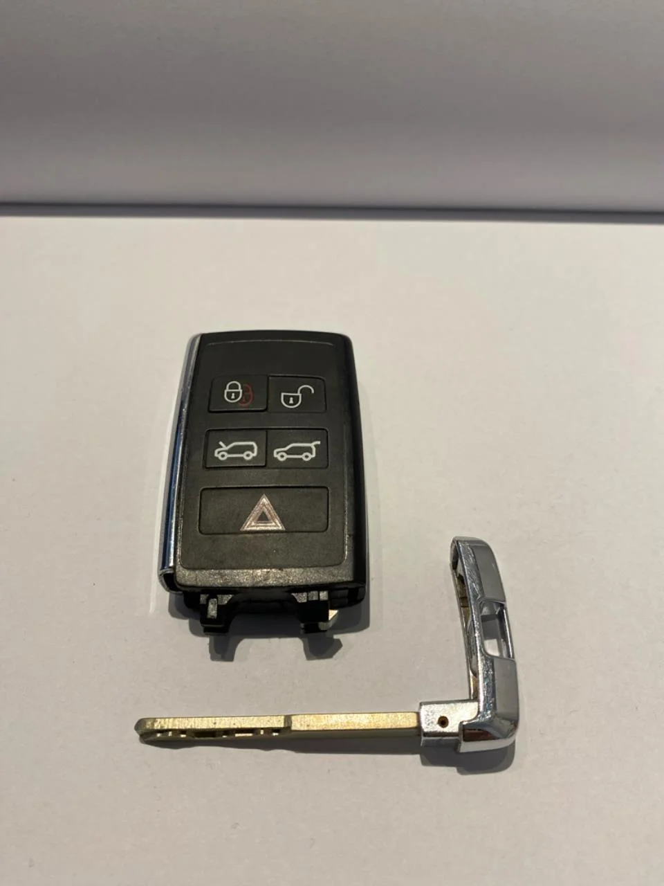 Jaguar I-PACE 2018- Remote control, central locking / alarm view 3