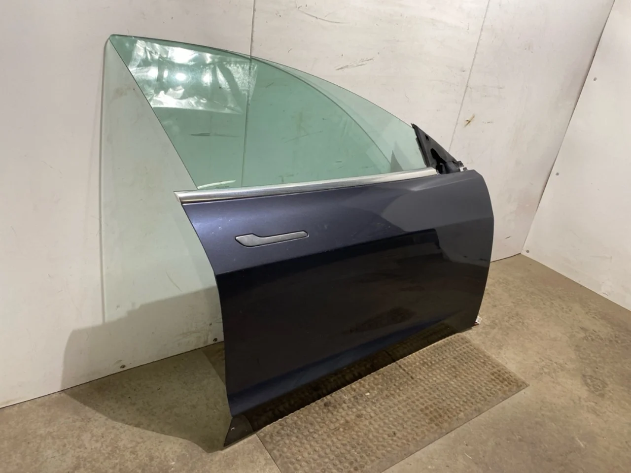 Tesla MODEL 3 2017--> Door, 4-door, front right view 2