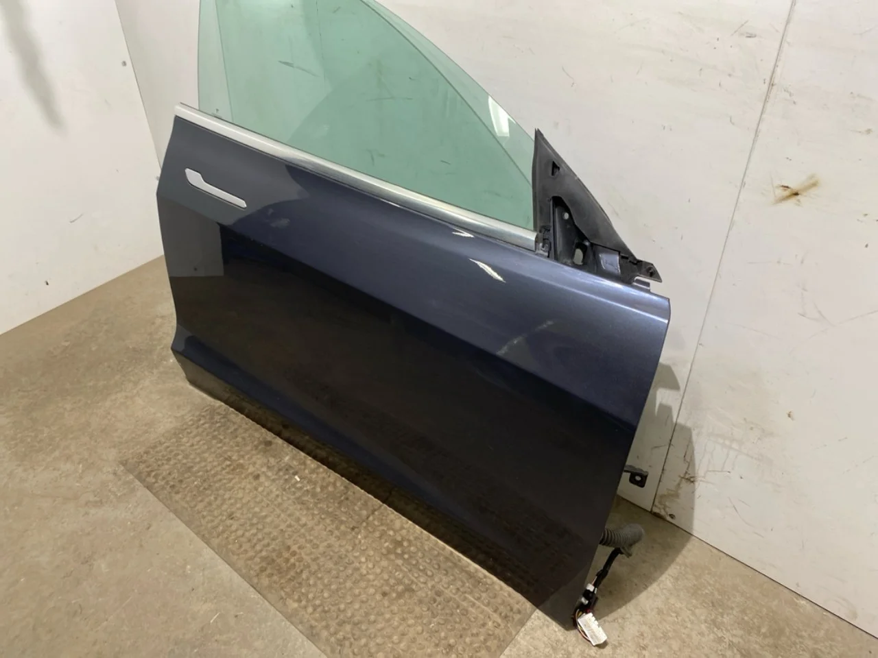 Tesla MODEL 3 2017--> Door, 4-door, front right view 3