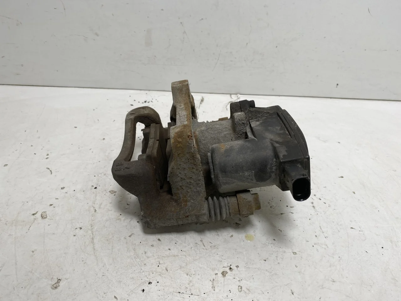 Hyundai IONIQ AE 2017-22 Rear right brake caliper view 3