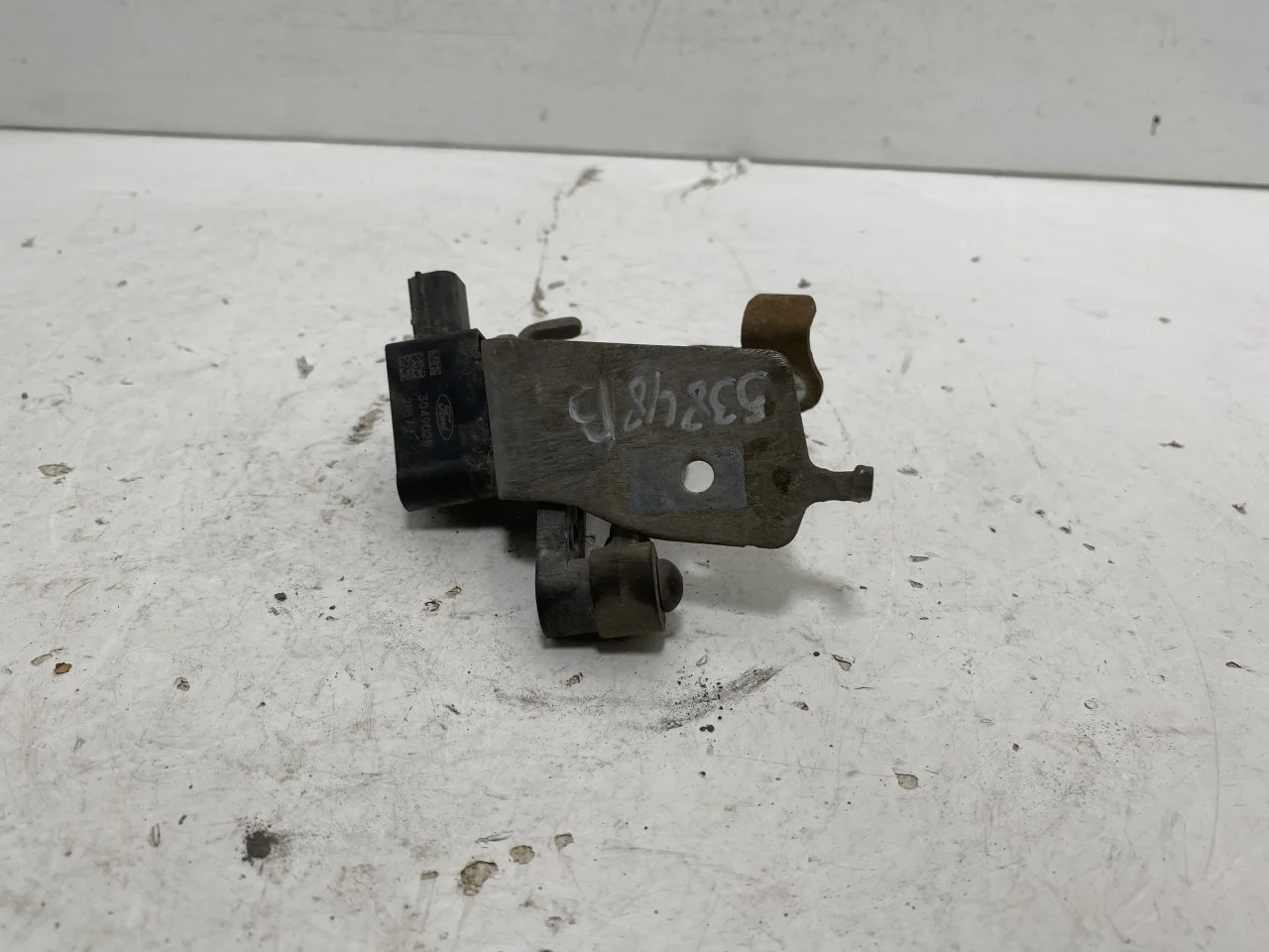 Ford MUSTANG MACH-E 2021- Level control / air suspension sensor view 3