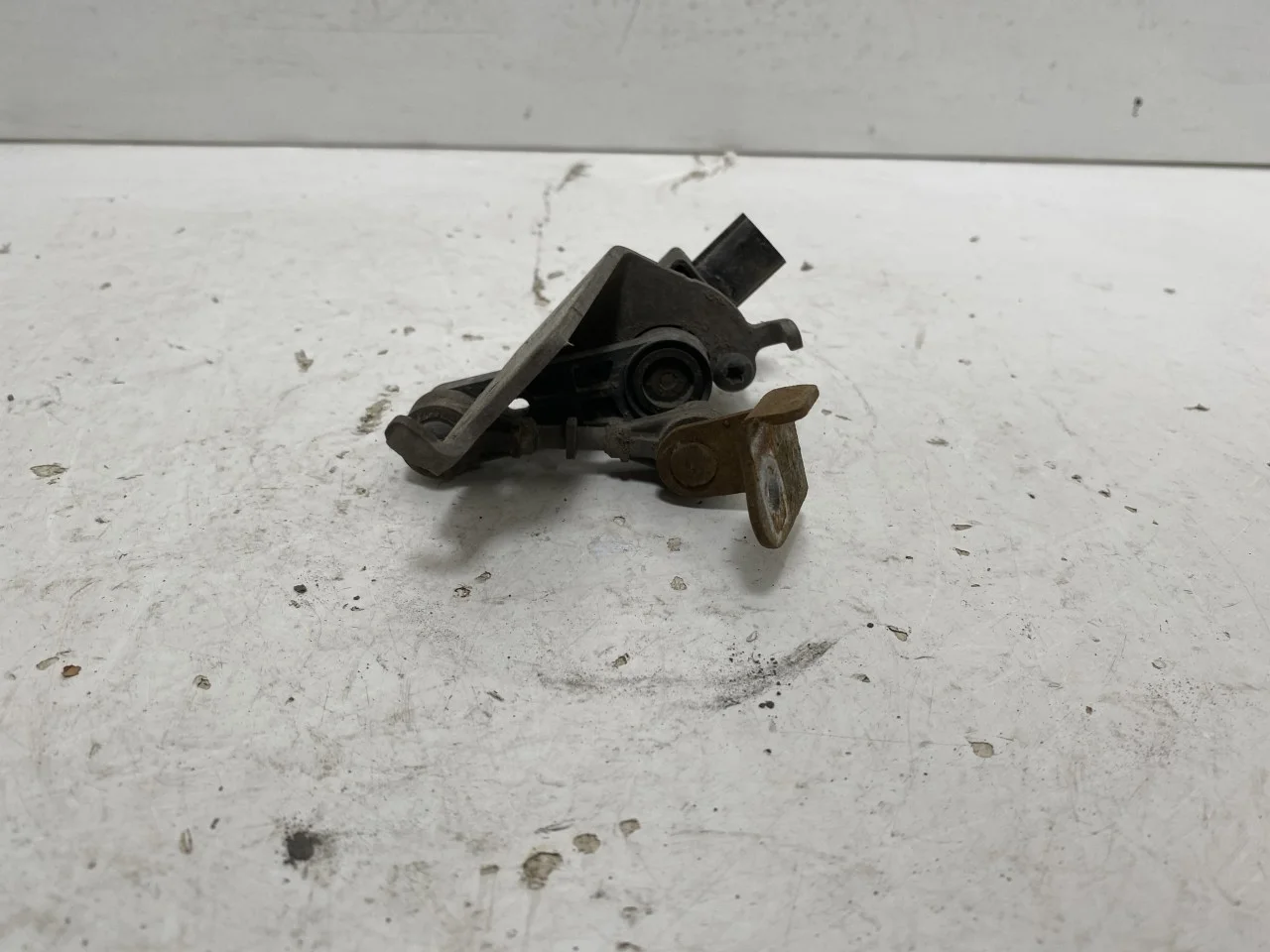Ford MUSTANG MACH-E 2021- Level control / air suspension sensor view 4