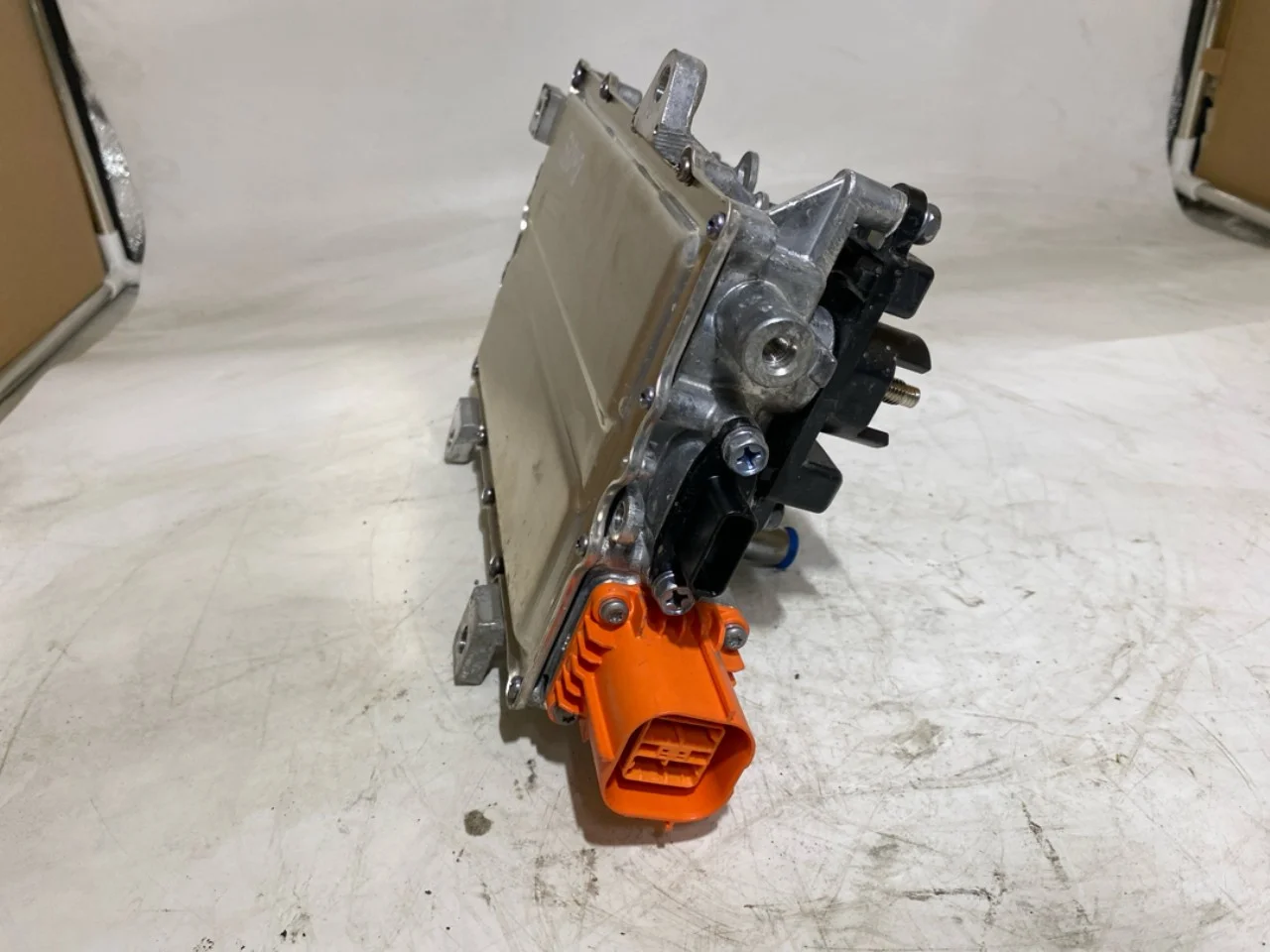 Ford MUSTANG MACH-E 2021- Voltage converter, battery view 3
