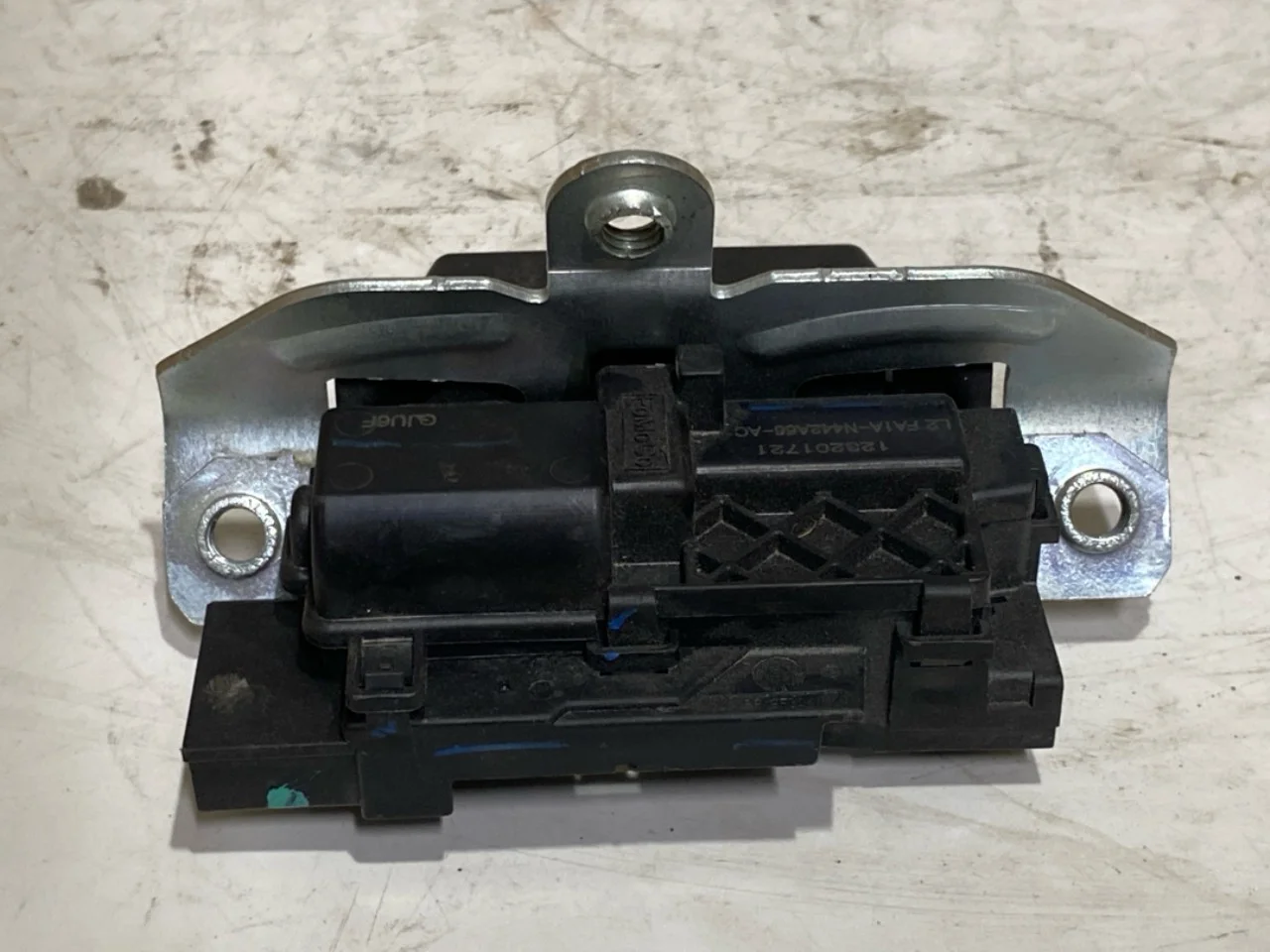 Ford MUSTANG MACH-E 2021- Tailgate lock view 2