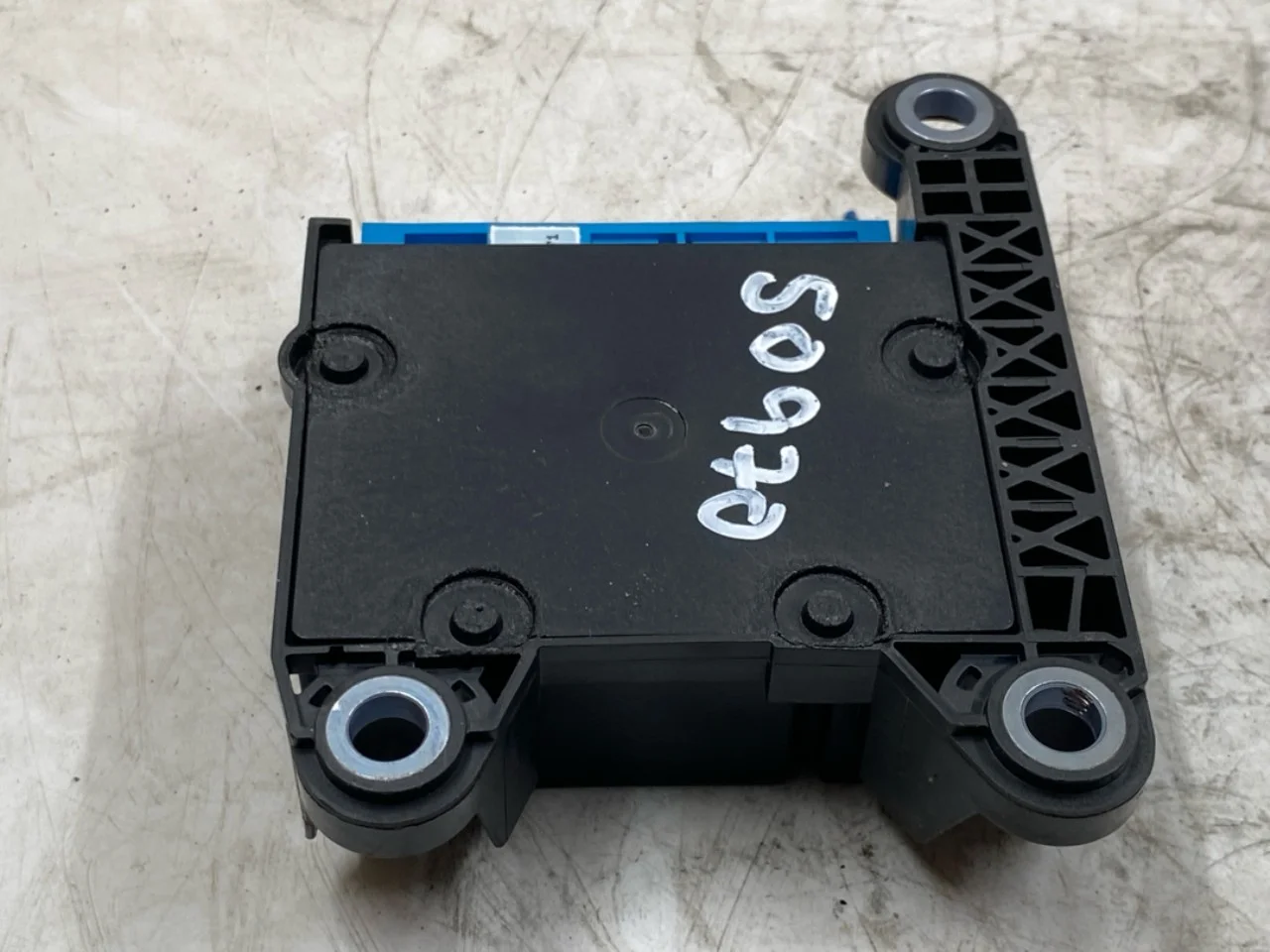 Maxus EUNIQ5 MPV 2021- Airbag control unit view 2