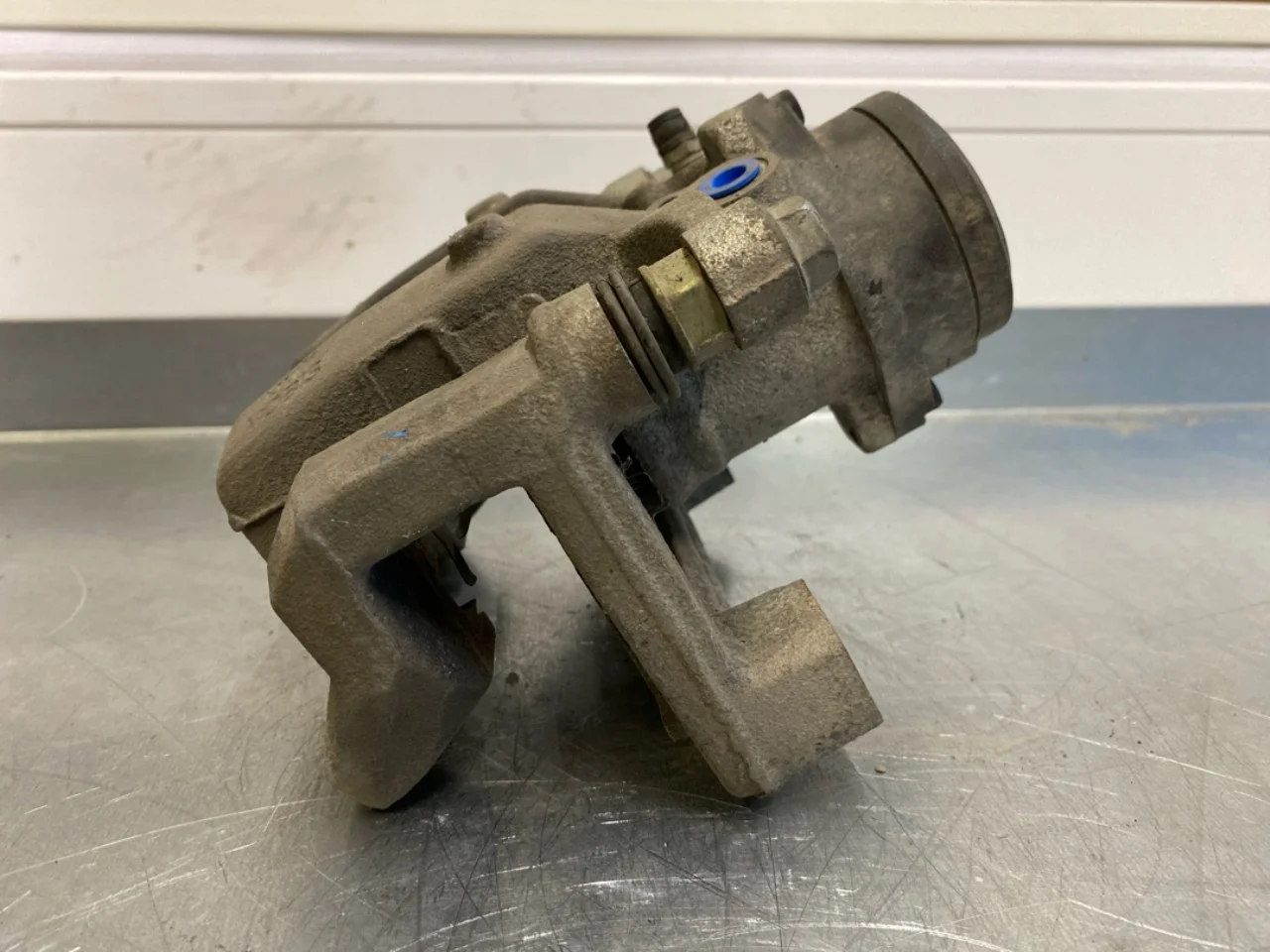Kia EV6 2022- Rear right brake caliper view 2