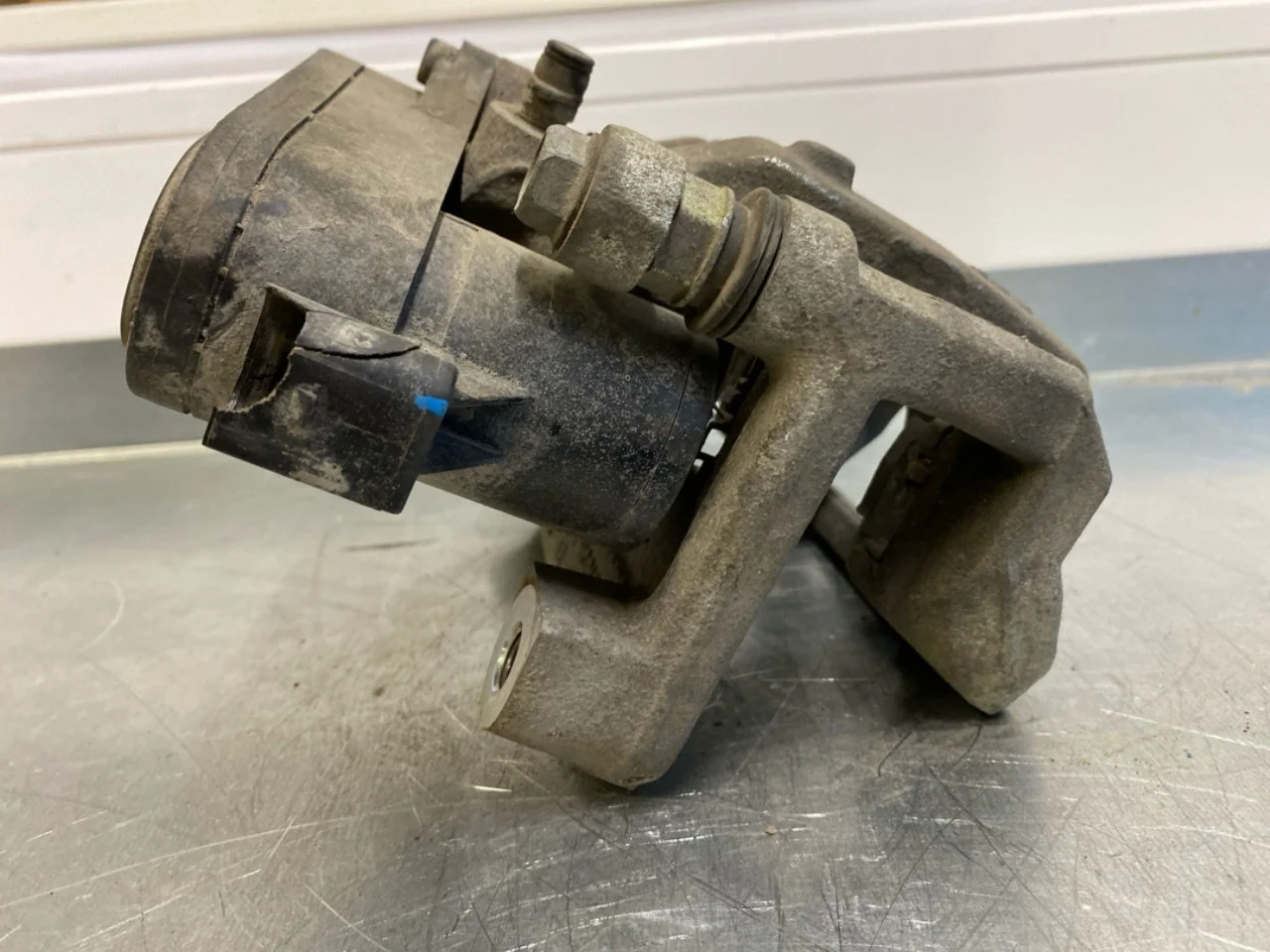 Kia EV6 2022- Rear right brake caliper view 4