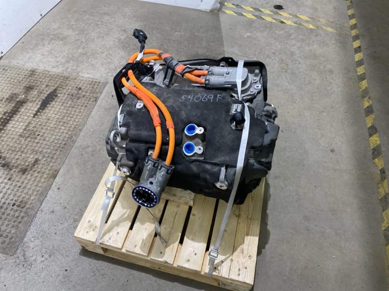 BMW I4 G26 2021-> Elektromos motor, első vedere 2