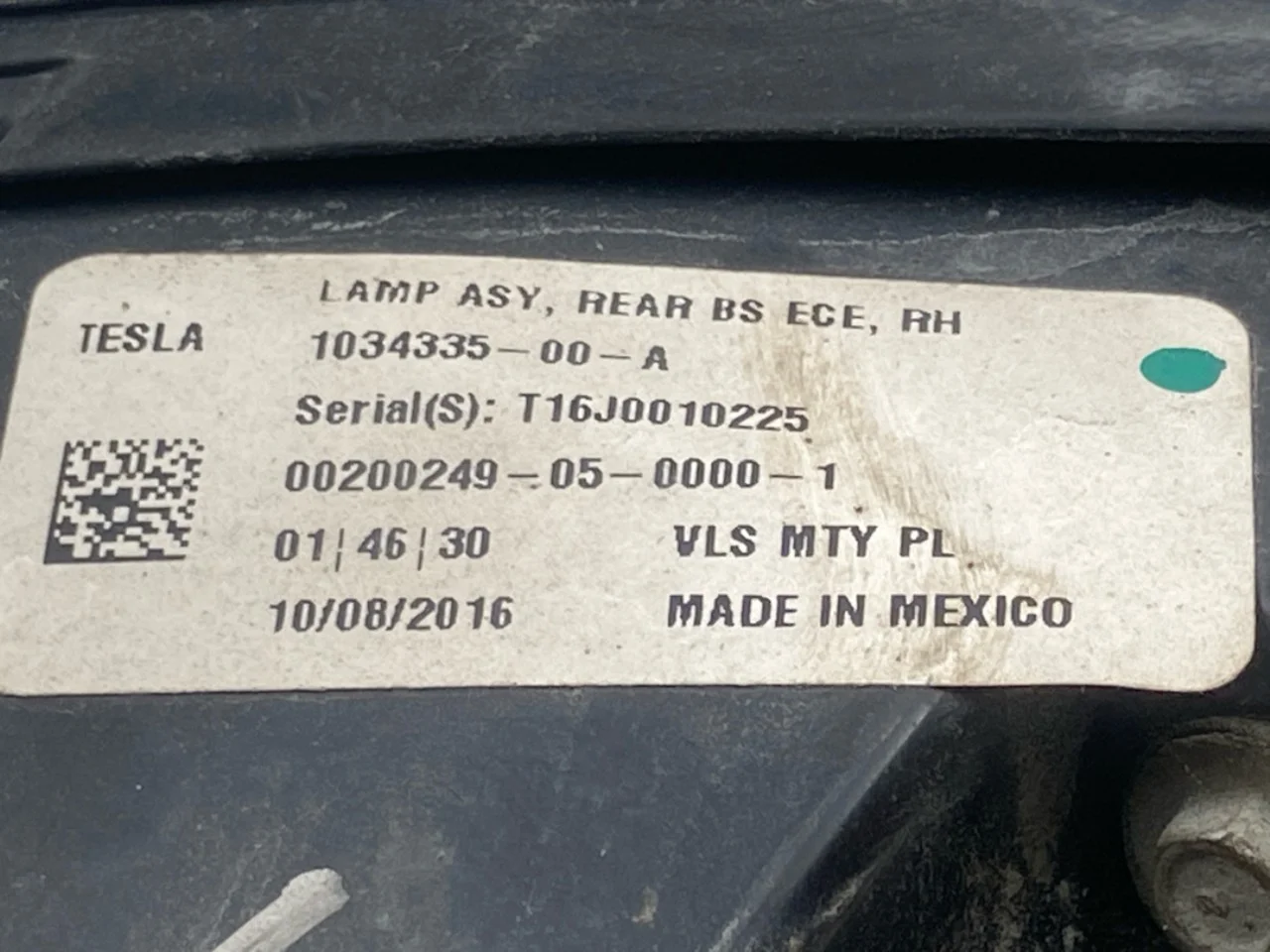 Tesla MODEL X 2016- Right tail light view 3