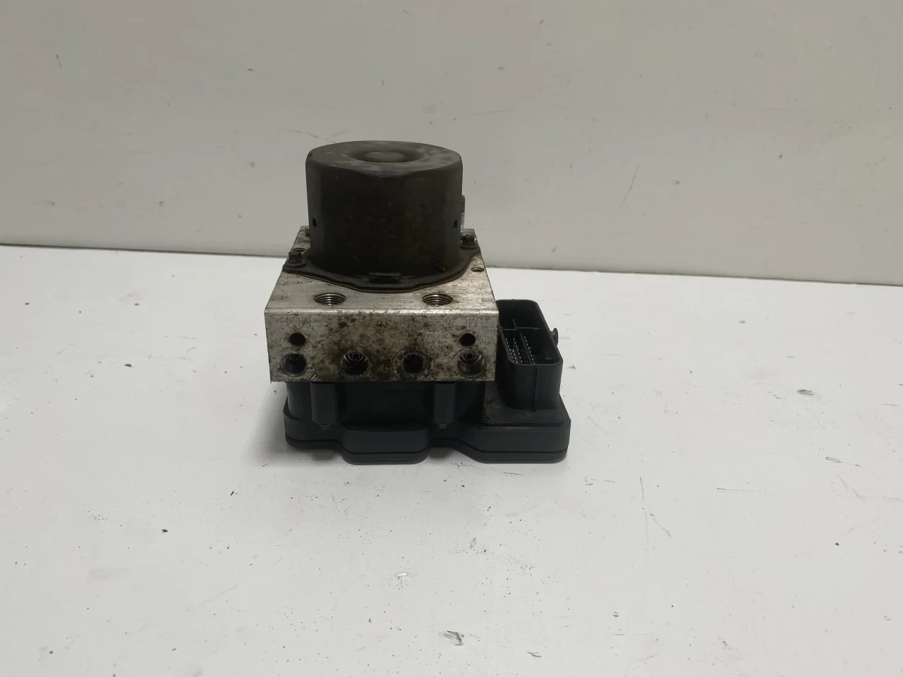Tesla MODEL X 2016- ABS hydraulic unit view 2