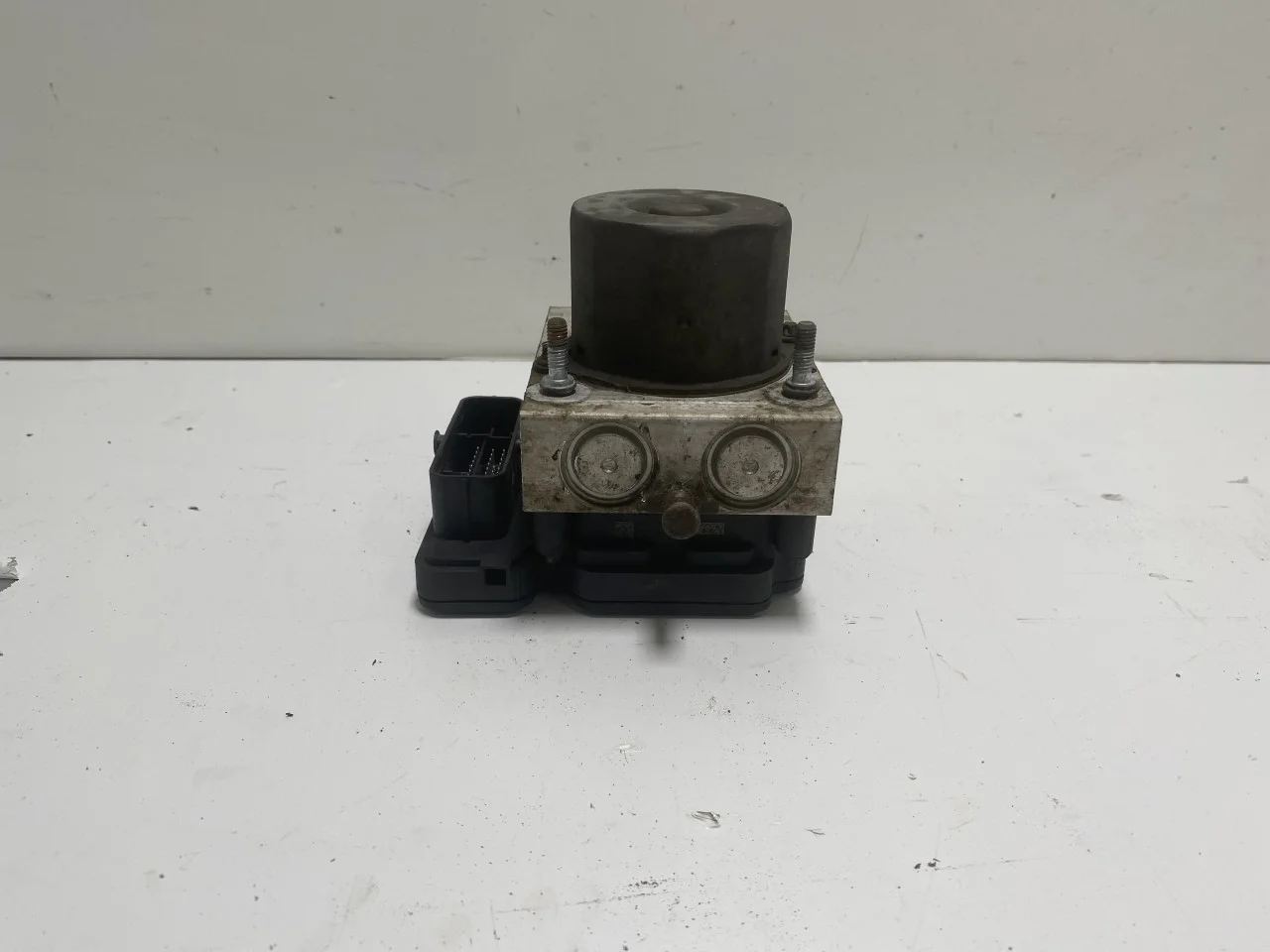 Tesla MODEL X 2016- ABS hydraulic unit view 4