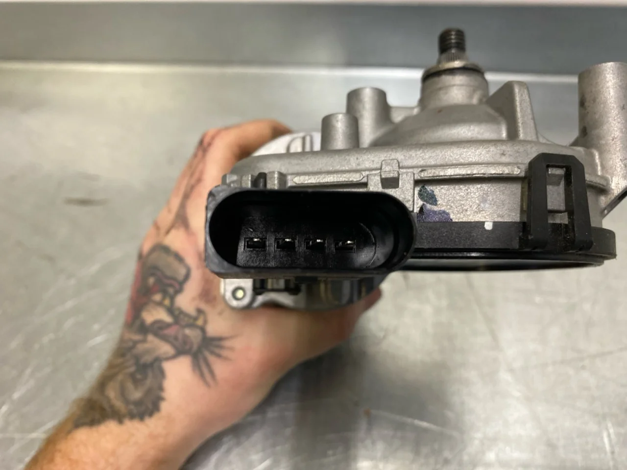 Byd TANG 2021->> Windshield wiper motor view 3