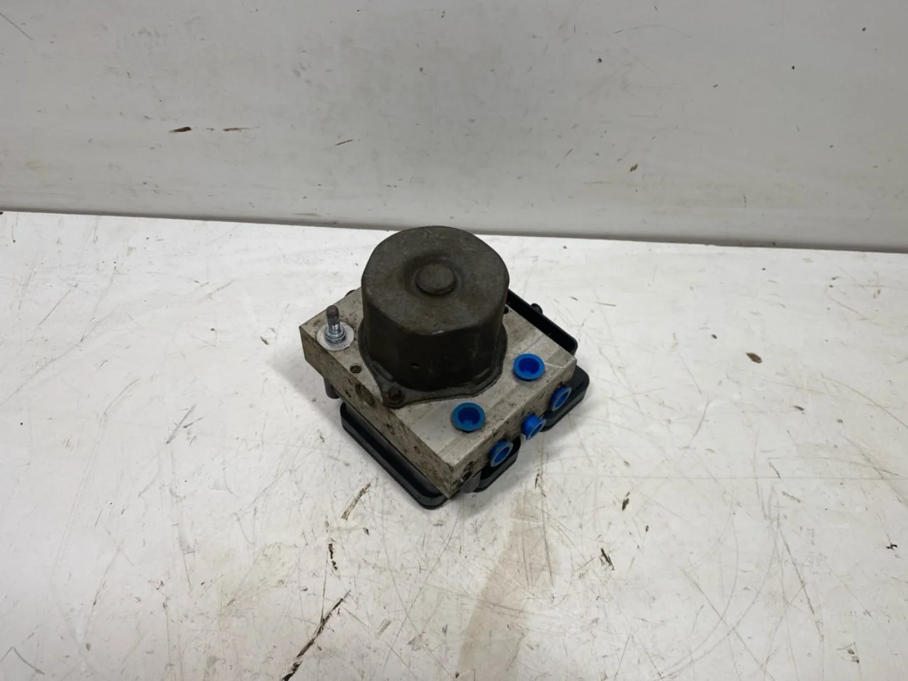 Tesla MODEL X 2016- ABS hydraulic unit view 2