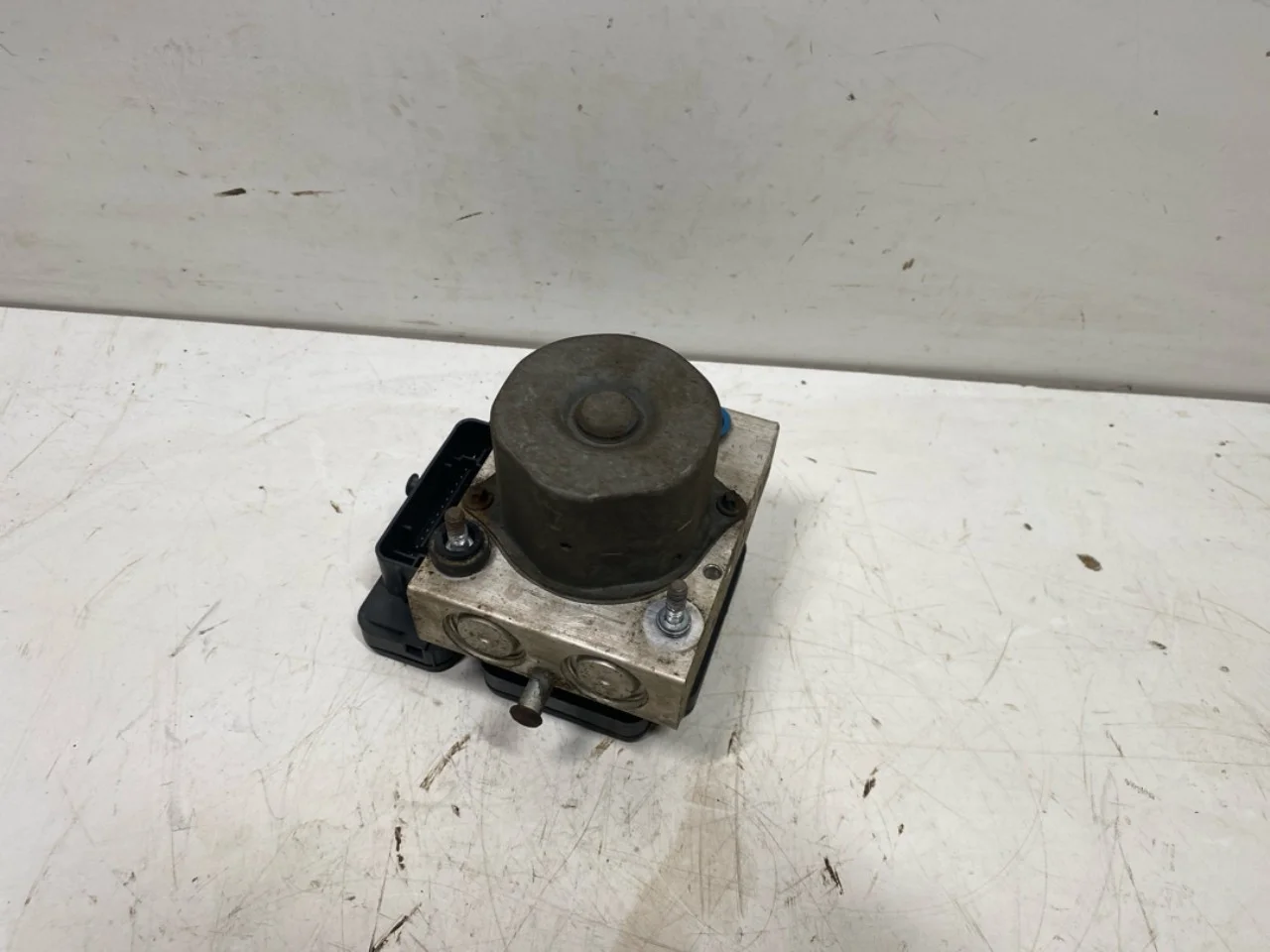 Tesla MODEL X 2016- ABS hydraulic unit view 3