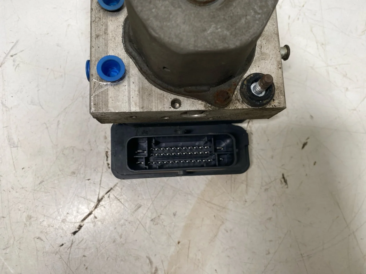 Tesla MODEL X 2016- ABS hydraulic unit view 4
