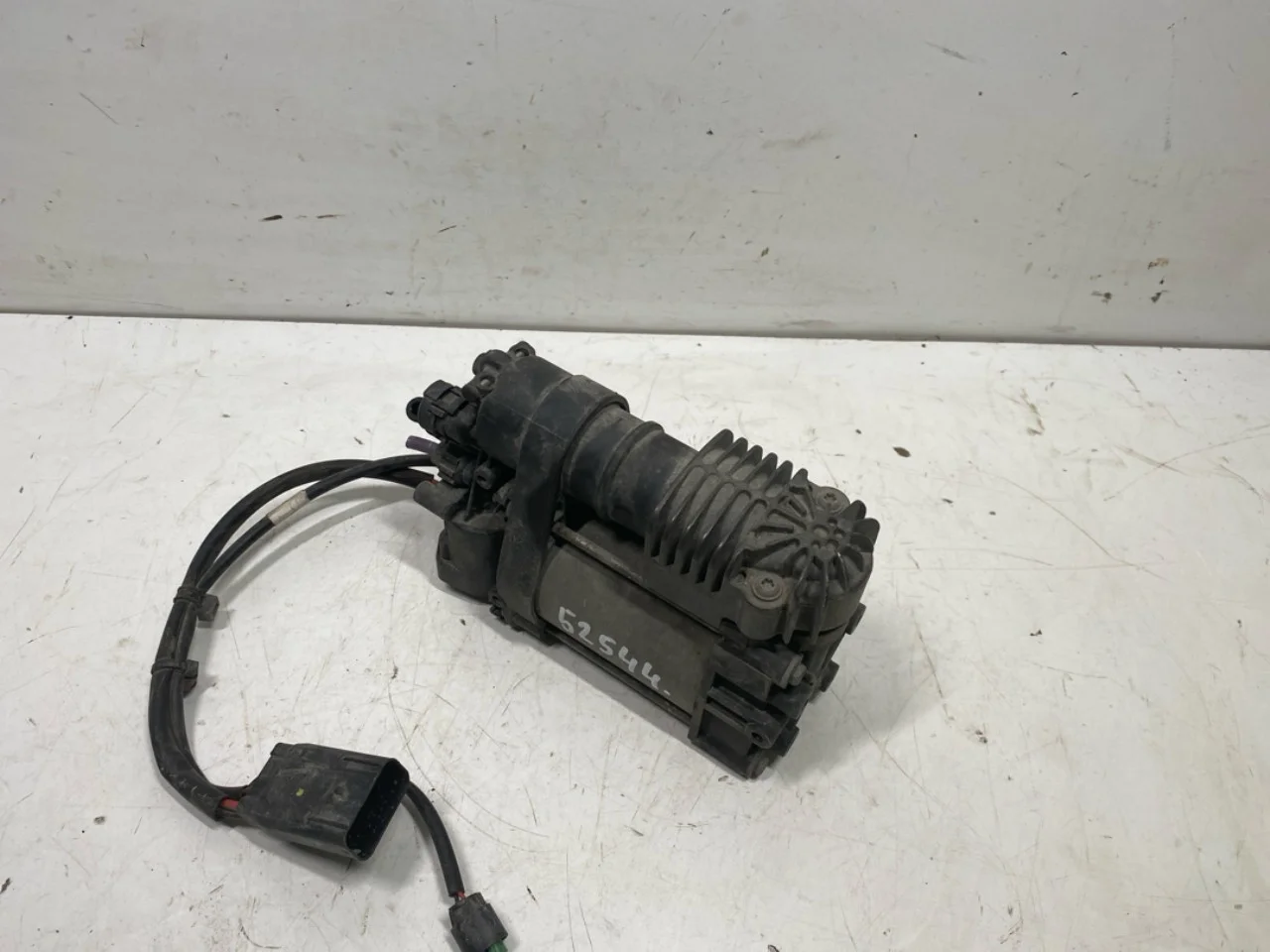 Tesla MODEL S 2013- Suspension compressor view 2