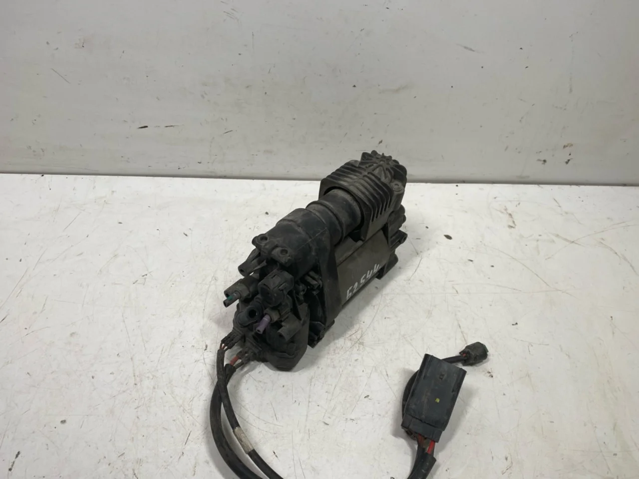 Tesla MODEL S 2013- Suspension compressor view 3