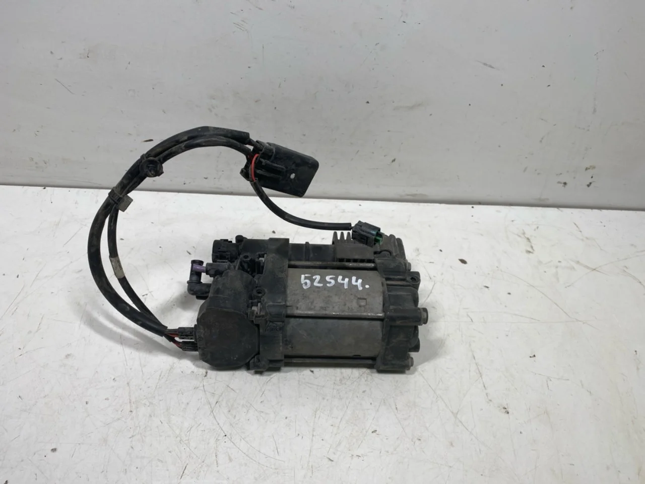 Tesla MODEL S 2013- Suspension compressor view 4