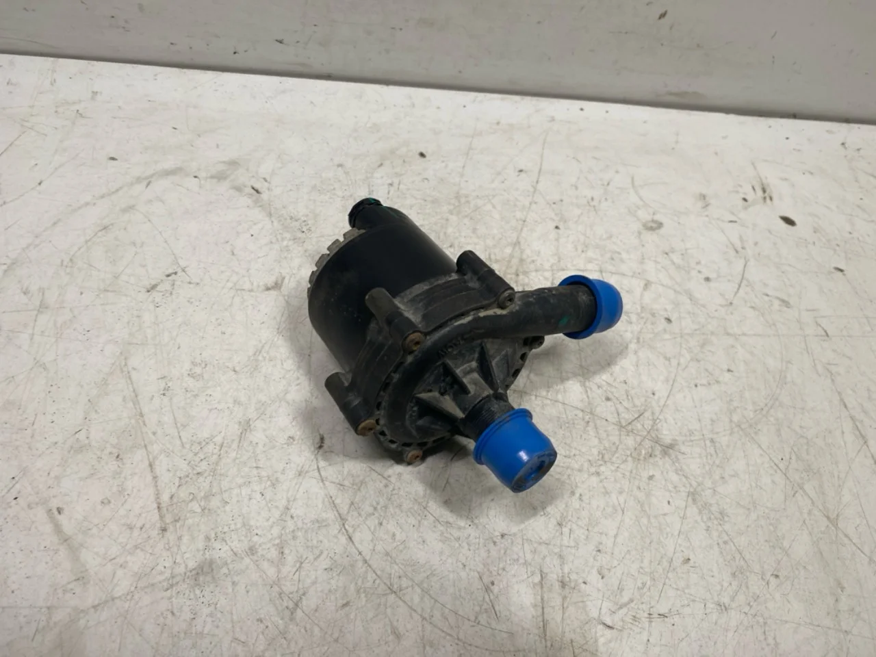 Tesla MODEL S 2013- Circulation pump view 2