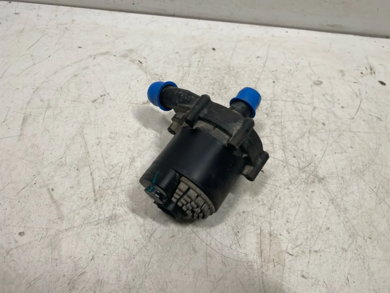 Tesla MODEL S 2013- Circulation pump view 3