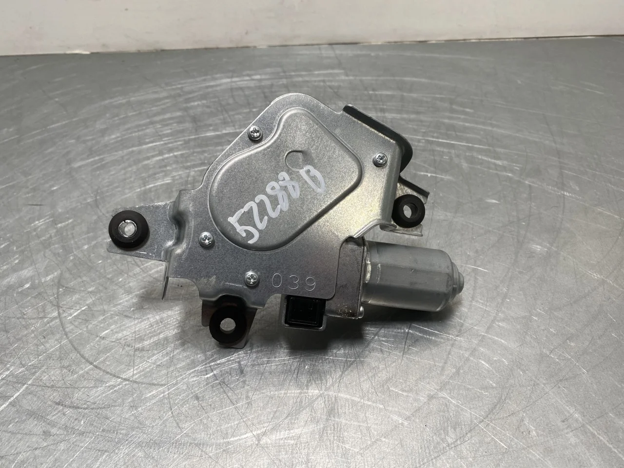 Nissan LEAF 2017-24 Tailgate wiper motor view 4