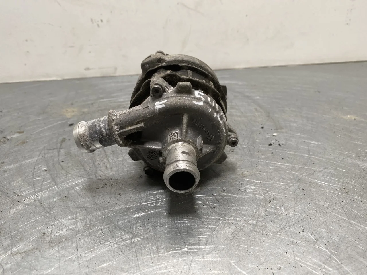 Porsche TAYCAN 2020- Circulation pump view 4