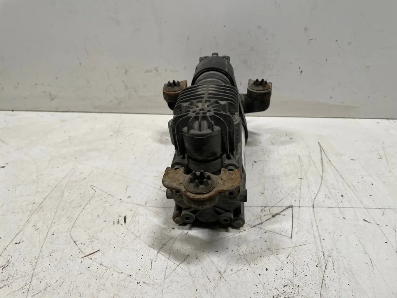 Tesla MODEL S 2013- Suspension compressor view 2