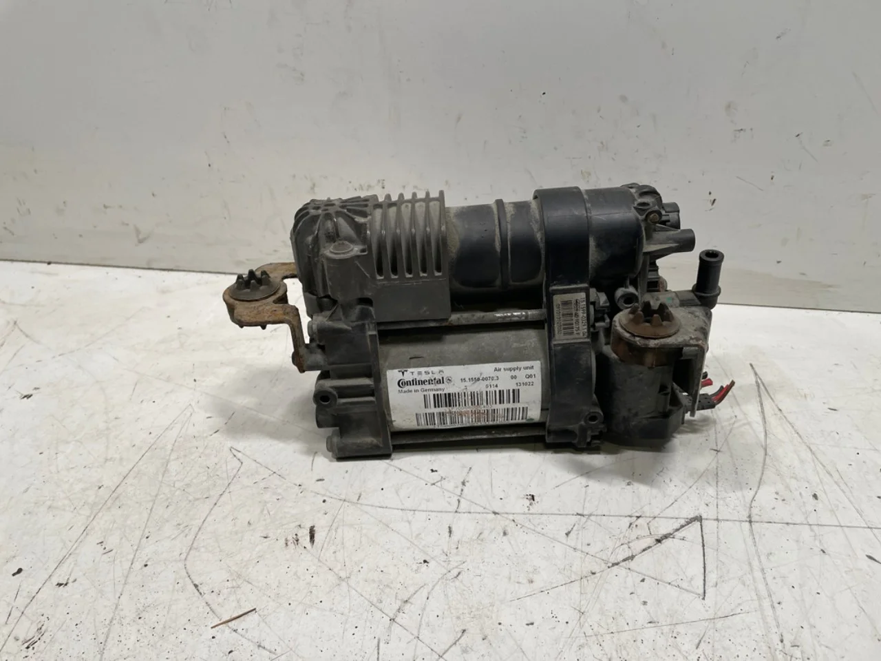 Tesla MODEL S 2013- Suspension compressor view 3