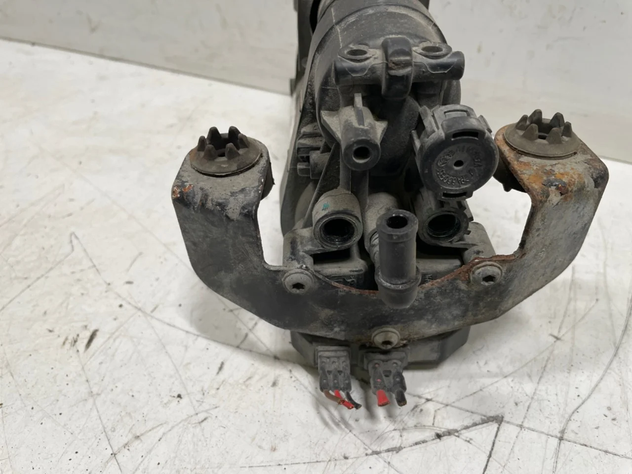 Tesla MODEL S 2013- Suspension compressor view 4