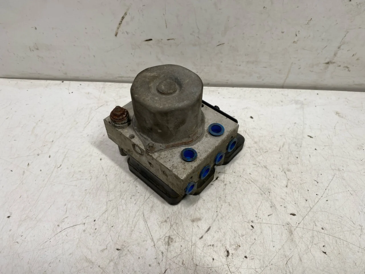 Tesla MODEL S 2013- ABS hydraulic unit view 2