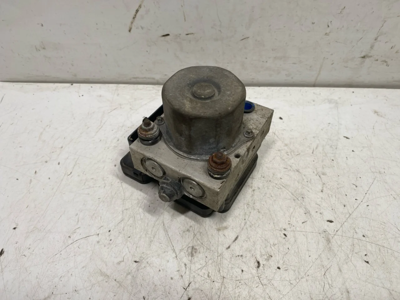 Tesla MODEL S 2013- ABS hydraulic unit view 3