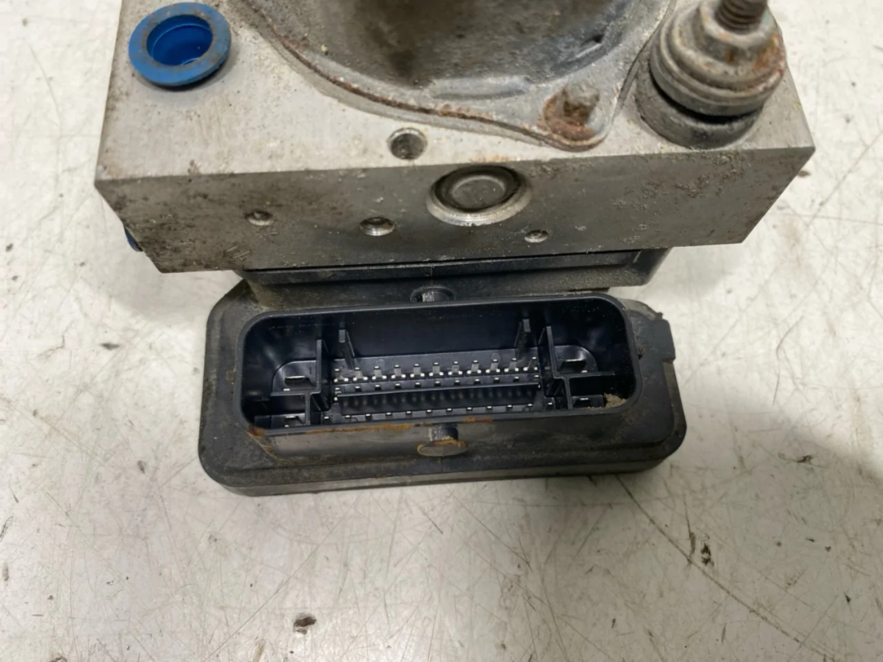 Tesla MODEL S 2013- ABS hydraulic unit view 4