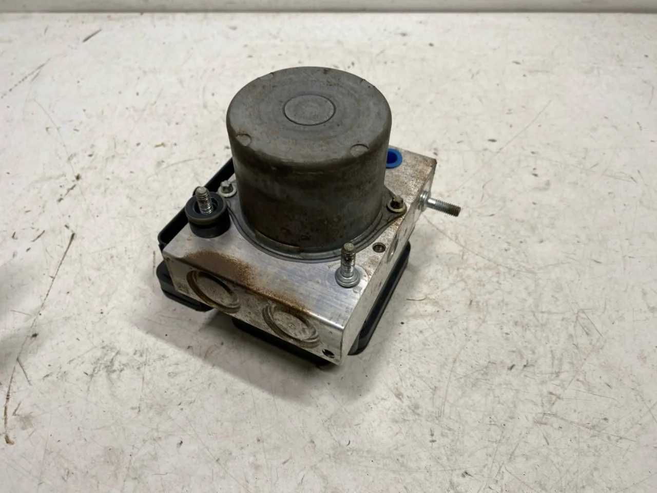 Hongqi E-HS9 2022- ABS hydraulic unit view 2