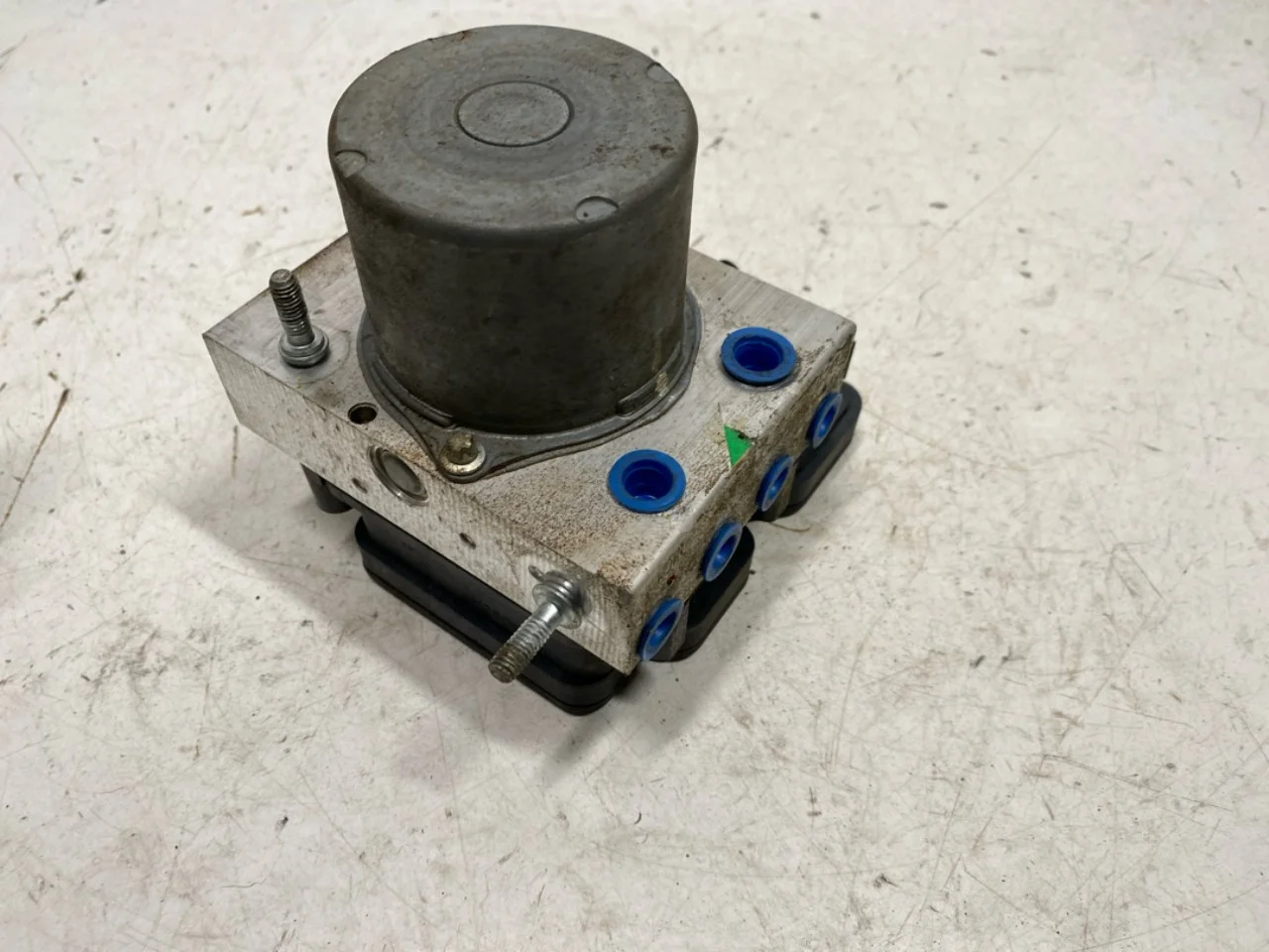 Hongqi E-HS9 2022- ABS hydraulic unit view 3